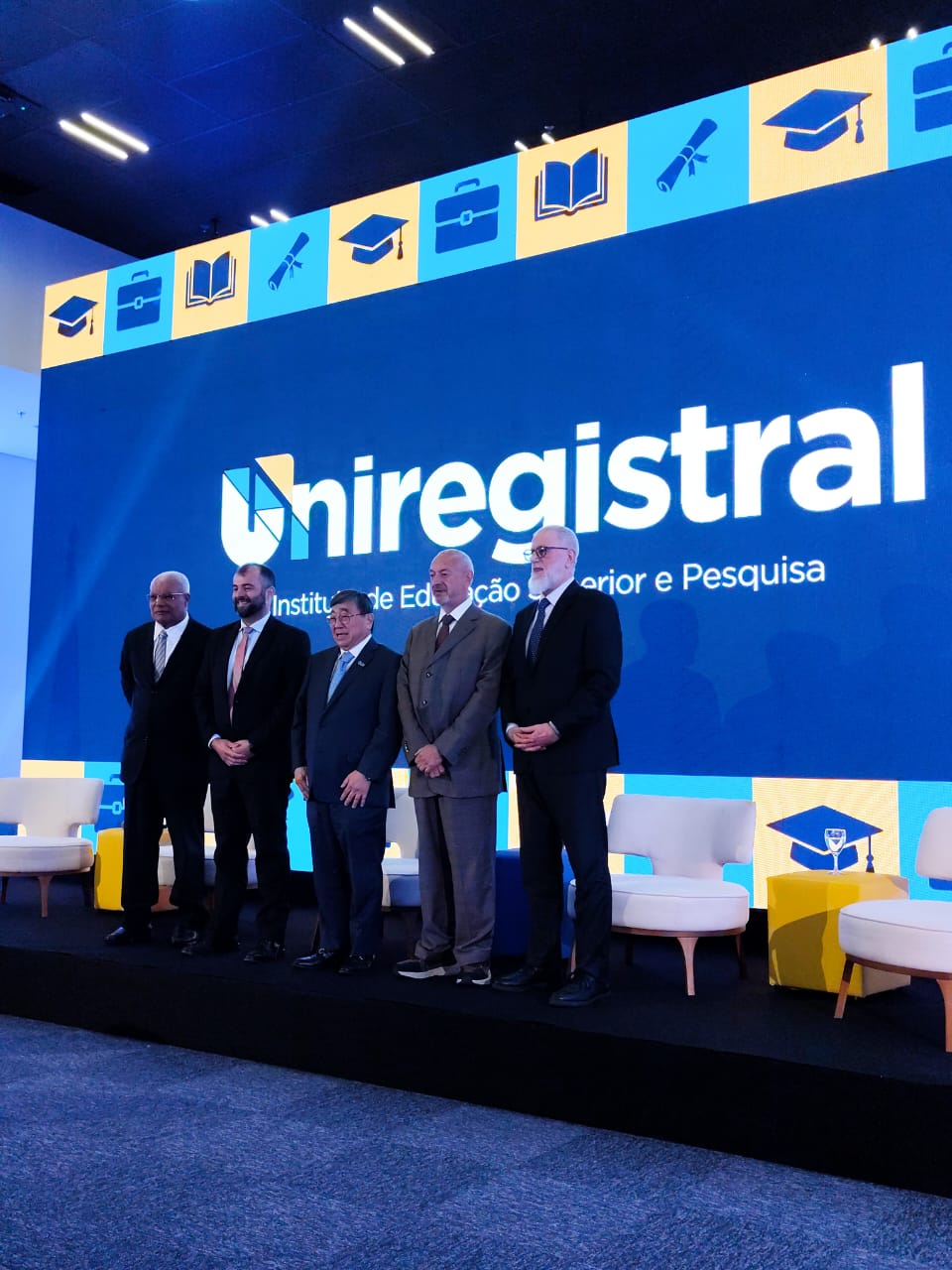 Corpo docente celebra lançamento da Uniregistral